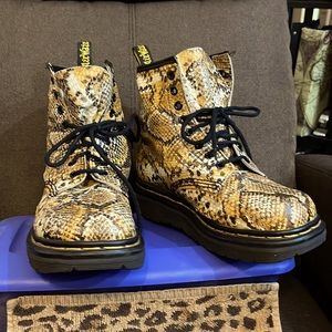 Snakeskin printed leather doc marten’s new without tag